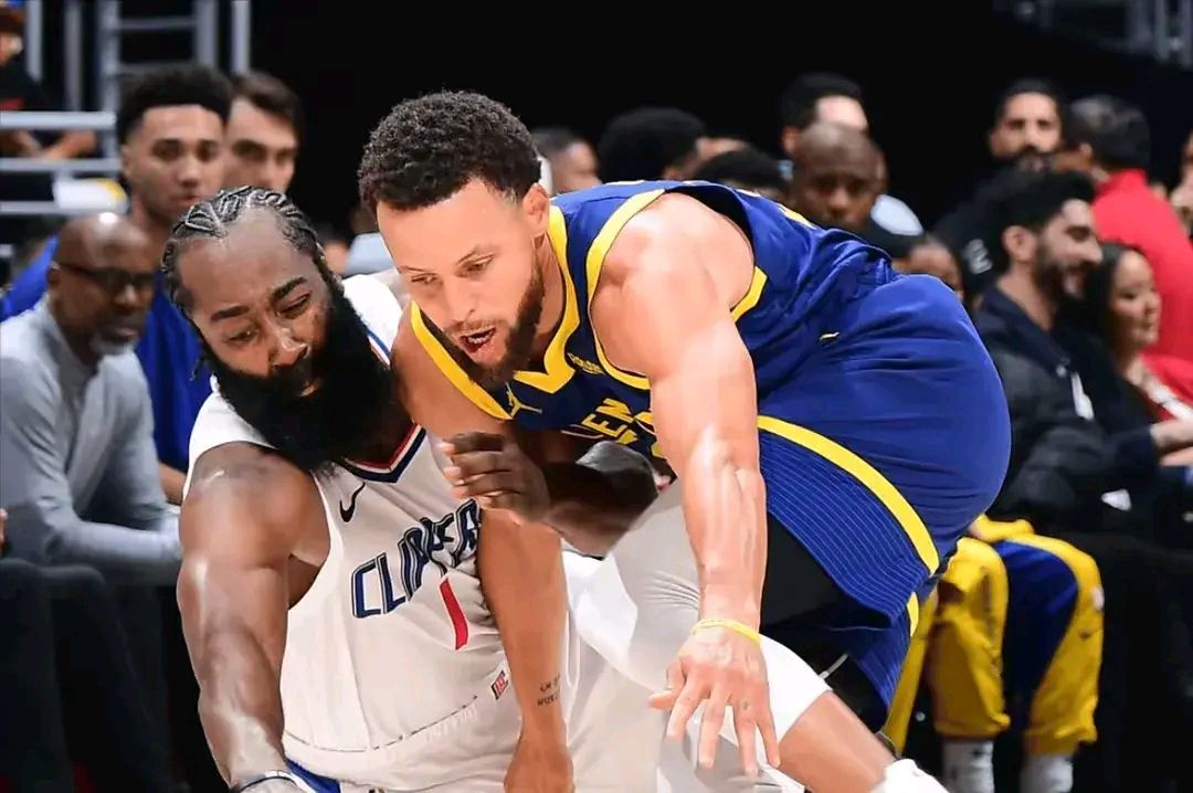 公牛球星三分绝杀，全场观众热烈欢呼，记者要求对于.